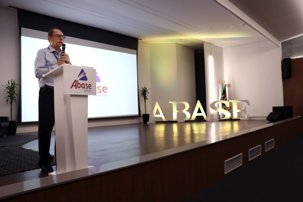 CEO da ABASE Sistemas, Ildo Corso, faz o pronunciamento de abertura do ABASE Experience 2023
