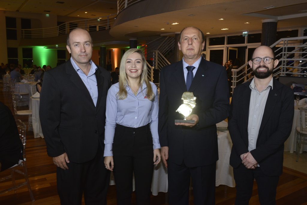 CEO da ABASE Sistemas, Ildo Corso, recebe prêmio de empresário do ano na área de tecnologia